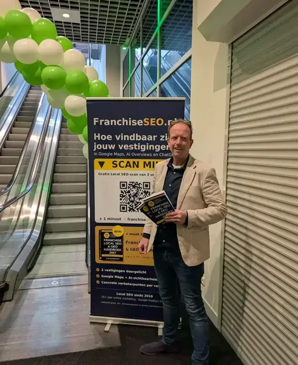 Gijs Bodenstaff met het Franchise Local SEO en GEO Handboek 2027 naast een banner over vindbaarheid van vestigingen op een franchisebeurs